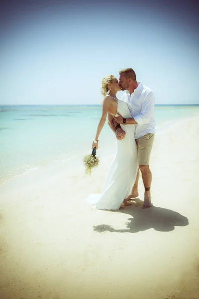 Beautiful married couple on a tropical beach wedding day — Stock Photo, Image