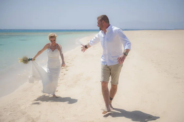 Beautiful married couple on a tropical beach wedding day — Stock Photo, Image