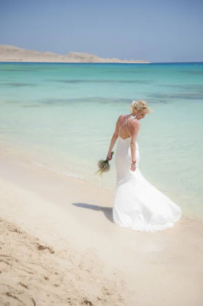 Bella sposa in un giorno di nozze sulla spiaggia tropicale — Foto Stock