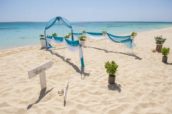 Configuración de la ceremonia de boda en una playa tropical — Foto de Stock