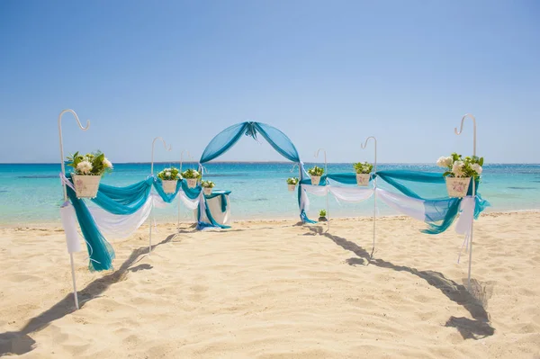 Preparazione della cerimonia nuziale su una spiaggia tropicale — Foto Stock