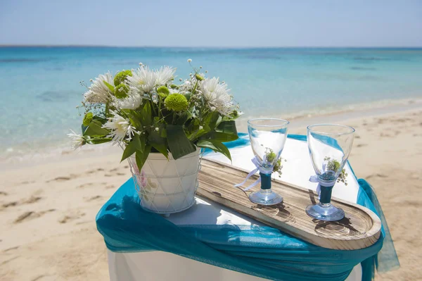 Configuración de la ceremonia de boda en una playa tropical —  Fotos de Stock