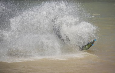 Kitesurfer tropikal deniz eylem içinde
