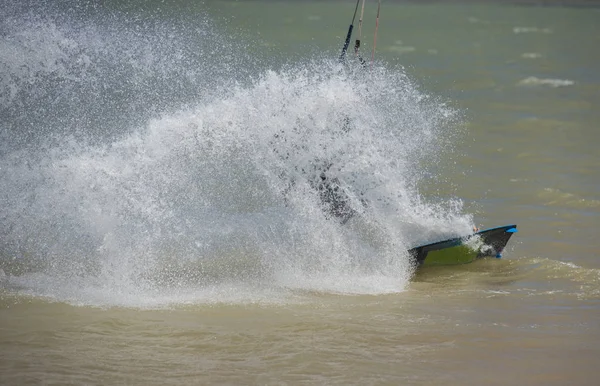 Kitesurfer en action sur la mer tropicale — Photo