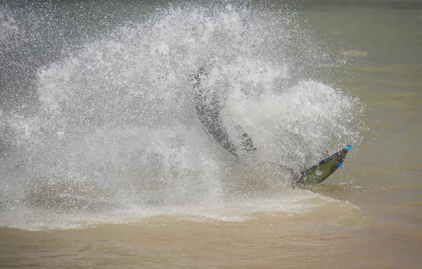 Kitesurfer en acción en el mar tropical — Foto de Stock