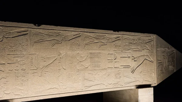 晚上在卡纳克庙边的古埃及方尖碑 — 图库照片