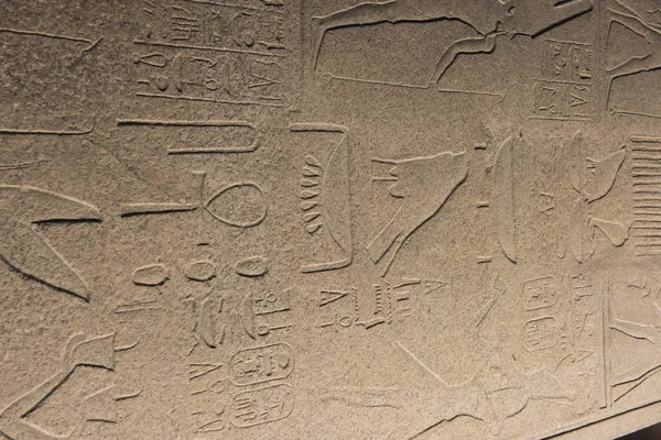 Ancien obélisque égyptien sur le côté dans le temple Karnak la nuit — Photo