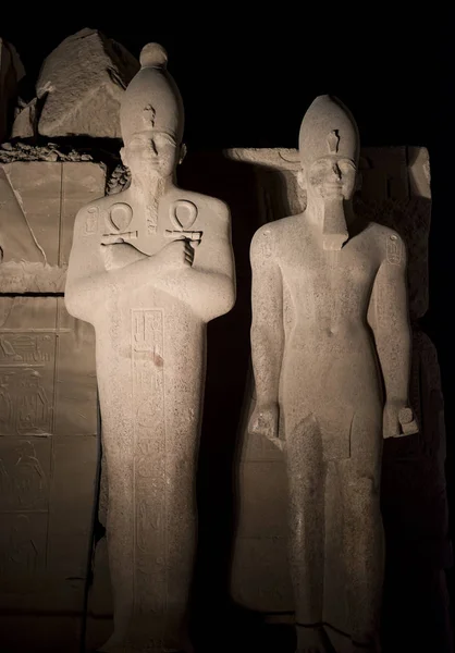 Antiguas estatuas egipcias en el templo de Karnak por la noche —  Fotos de Stock