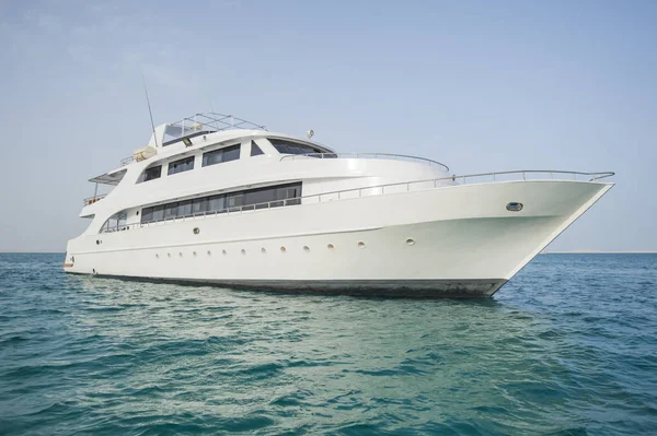 Luxusní motorovou jachtou na moři — Stock fotografie