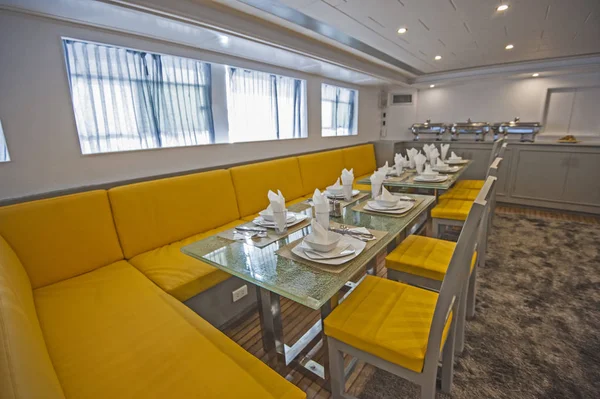 Interior de gran salón comedor de yate de lujo — Foto de Stock