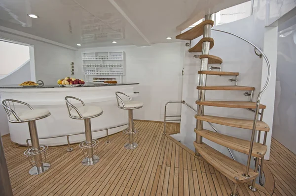 木製の階段と高級ヨットのサンデッキでバー — ストック写真