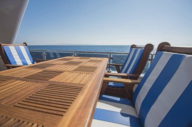 Masa ve sandalyeler motor yat güverte üzerinde