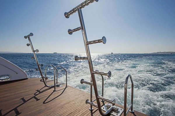Scale sul retro di uno yacht a motore di lusso — Foto Stock