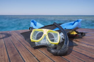 Lüks yatın ahşap meşe güvertesinde şnorkelle yüzme ekipmanı
