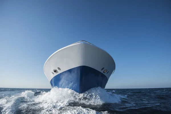 Yate de motor privado de lujo navegando en el mar —  Fotos de Stock