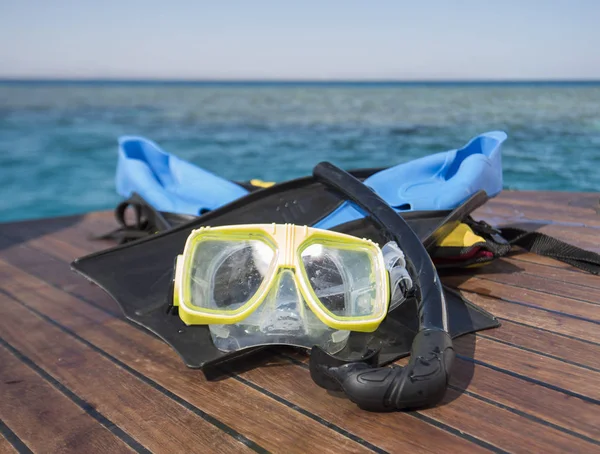 Equipo de snorkel en cubierta de teca de madera de yate de lujo — Foto de Stock