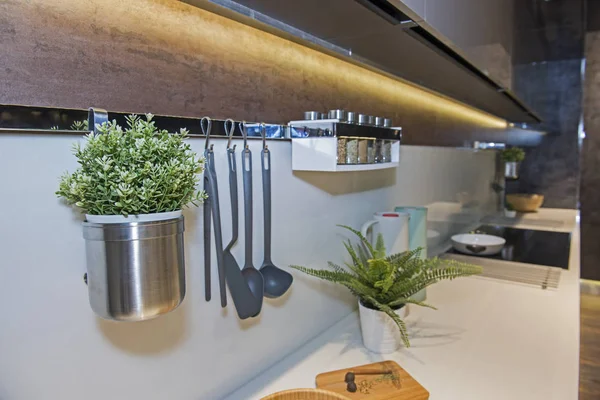 Cozinha moderna em um apartamento de luxo — Fotografia de Stock