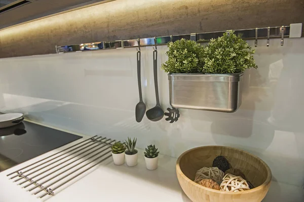 Cozinha moderna em um apartamento de luxo — Fotografia de Stock