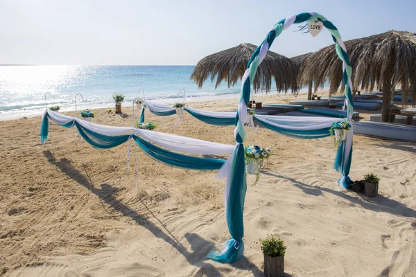 Matrimonio allestimento navata sulla spiaggia tropicale — Foto Stock