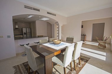 Lüks apartman mutfağının ve yemek alanının iç tasarımı