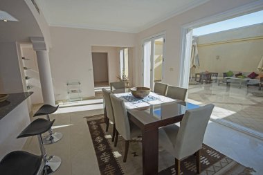 Lüks villanın iç tasarımı açık planlı yemek alanı