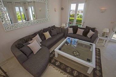 Veranda kapısı olan lüks villa oturma odasının iç tasarımı.