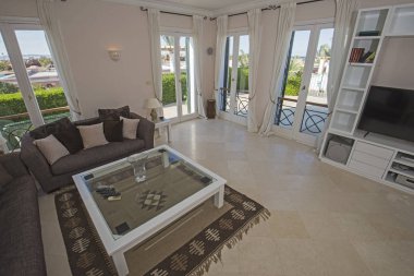 Veranda kapısı olan lüks villa oturma odasının iç tasarımı.