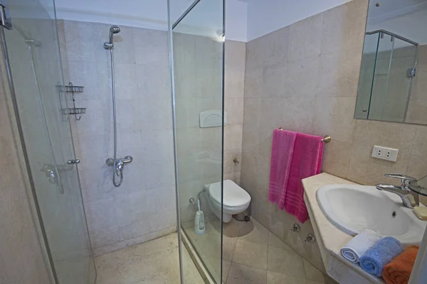 Interieur van een luxe Toon thuis badkamer — Stockfoto