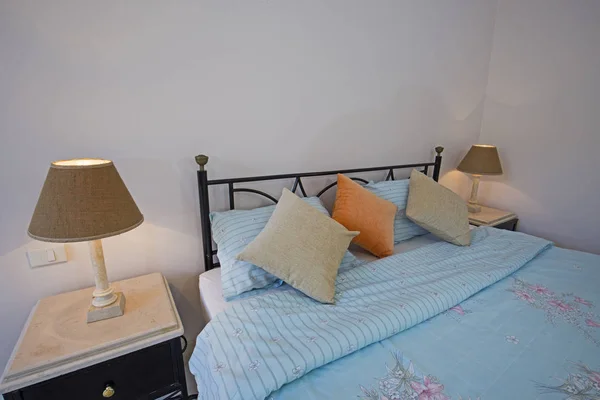 Интерьер спальни с двуспальной кроватью в доме — стоковое фото