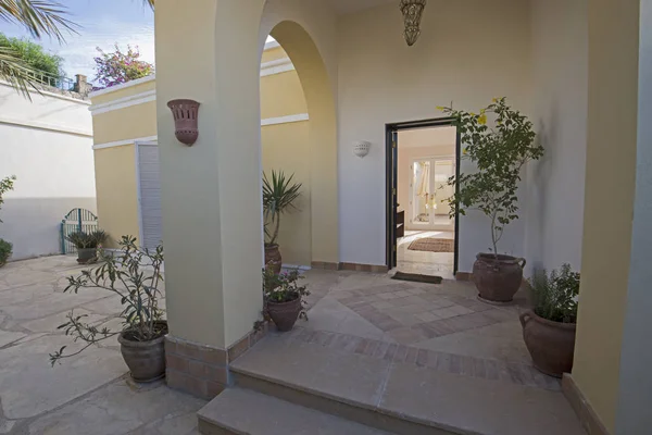 Eingangsbereich im Freien in einer tropischen Luxusvilla — Stockfoto