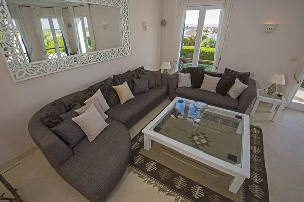 Design de interiores de luxo villa sala de estar com porta do pátio — Fotografia de Stock
