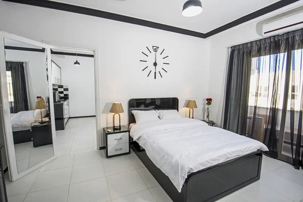 Интерьер спальни в квартире тропического курорта — стоковое фото