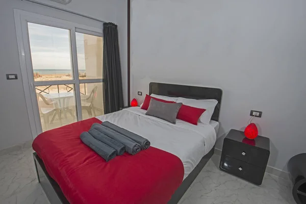 Интерьер спальни с двуспальной кроватью в квартире тропического курорта — стоковое фото