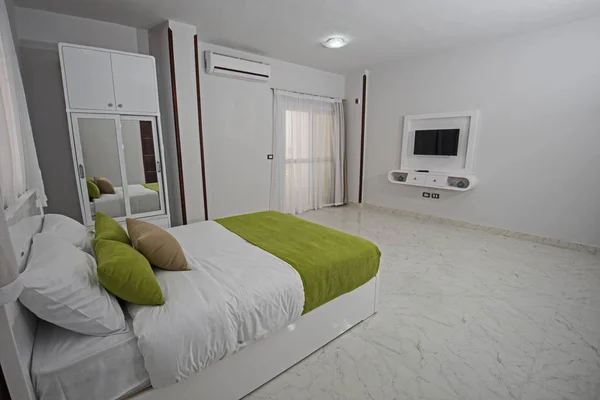 Интерьер спальни с двуспальной кроватью в квартире — стоковое фото