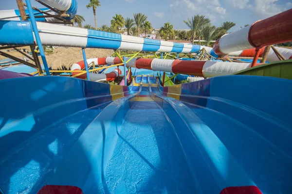 Pool med vatten glider i en lyxig tropisk hotell resor — Stockfoto