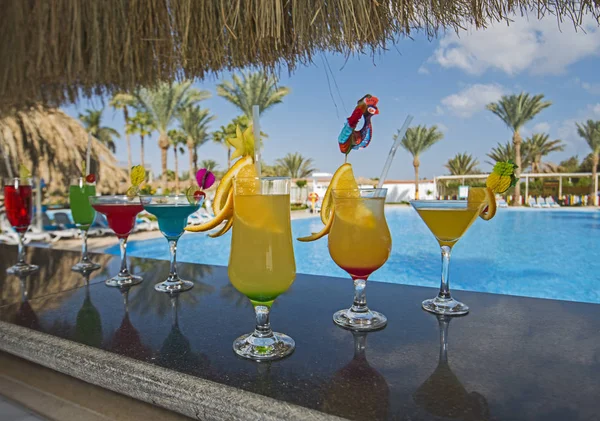 Cocktail drinks by a swimming pool — Stock Photo, Image