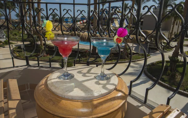 Κοκτέιλ ποτά στο μπαλκόνι ενός πολυτελούς δωματίου ξενοδοχείου — Φωτογραφία Αρχείου