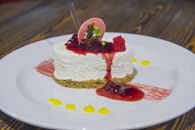 Lüks bir restoranda ahudududulu cheesecake tatlısı.