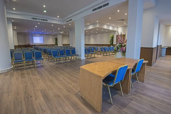 Interior de una gran sala de reuniones en un hotel de lujo — Foto de Stock