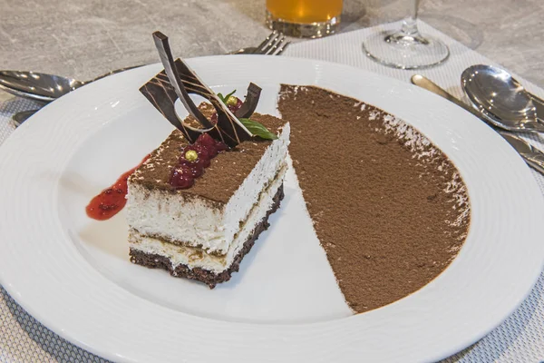 Postre Tiramisú en lujoso restaurante a la carta —  Fotos de Stock