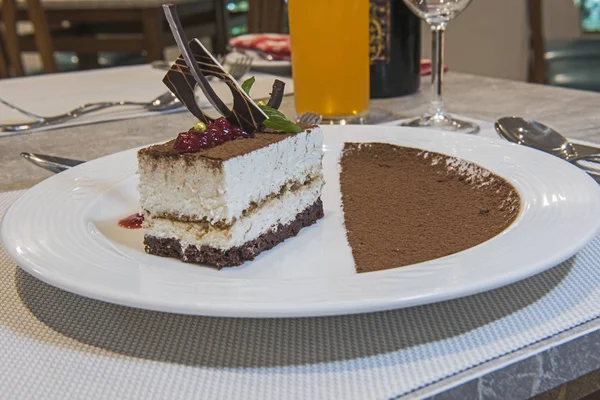 Deser Tiramisu w luksusowej restauracji a la carte — Zdjęcie stockowe