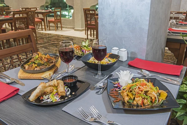 Comida china en la mesa en un restaurante a la carta — Foto de Stock