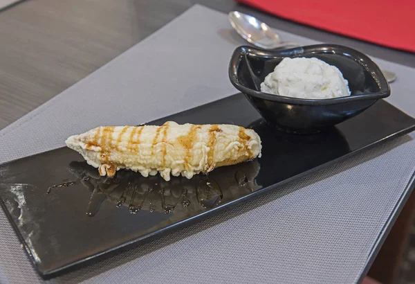 Banán v karmelové omáčce dezert v luxusní a la carte restauraci — Stock fotografie