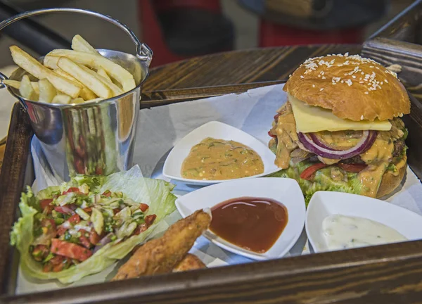 Marhamburger és salátaliszt tálcán — Stock Fotó