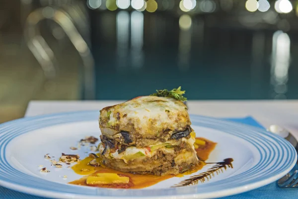 Moussaka grecque repas à la carte au bord de la piscine — Photo