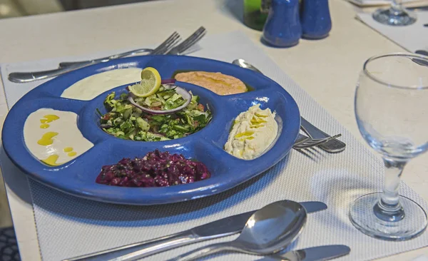 Orientalsk meze salat parabol måltid i restaurant - Stock-foto