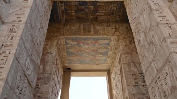 古埃及卢克索Medinat Habu圣殿的象形文字雕刻和柱子 — 图库视频影像