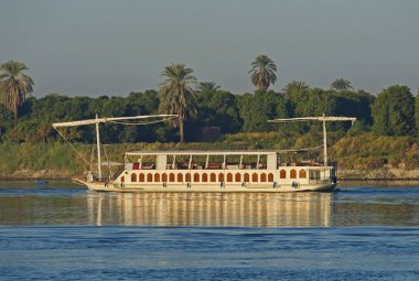 Nil 'de yelken açan büyük Mısırlı nehir gezisi dahabeya teknesi