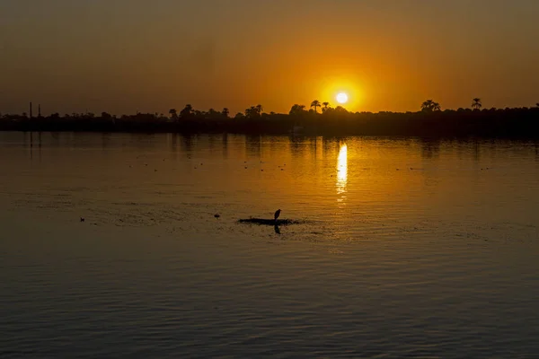 Τοπίο άποψη του μεγάλου ποταμού Nile στην Αίγυπτο κατά το ηλιοβασίλεμα — Φωτογραφία Αρχείου