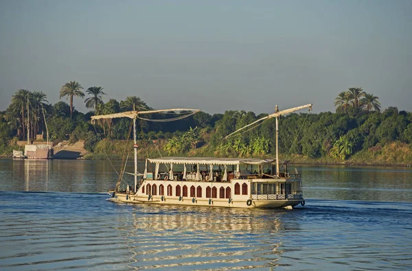 Gran crucero por el río egipcio dahabeya barco navegando en el Nilo — Foto de Stock